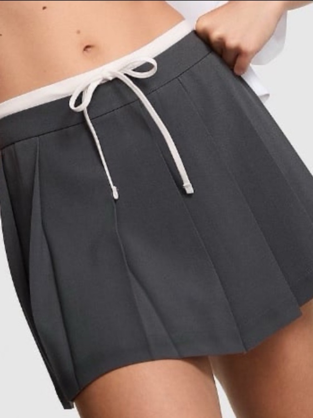On-the-Go Low-Rise Pleated Skirt